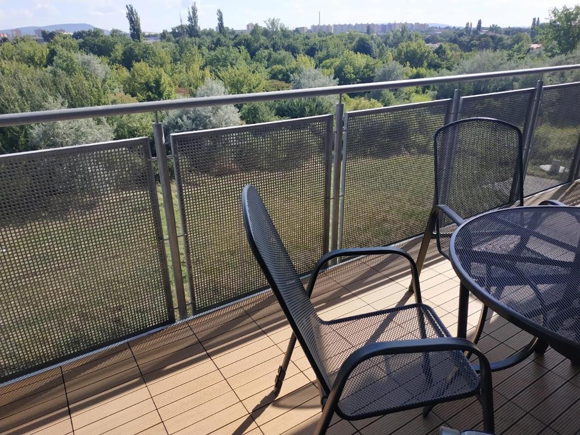 Apartman One To One Štúrovo Exterior foto